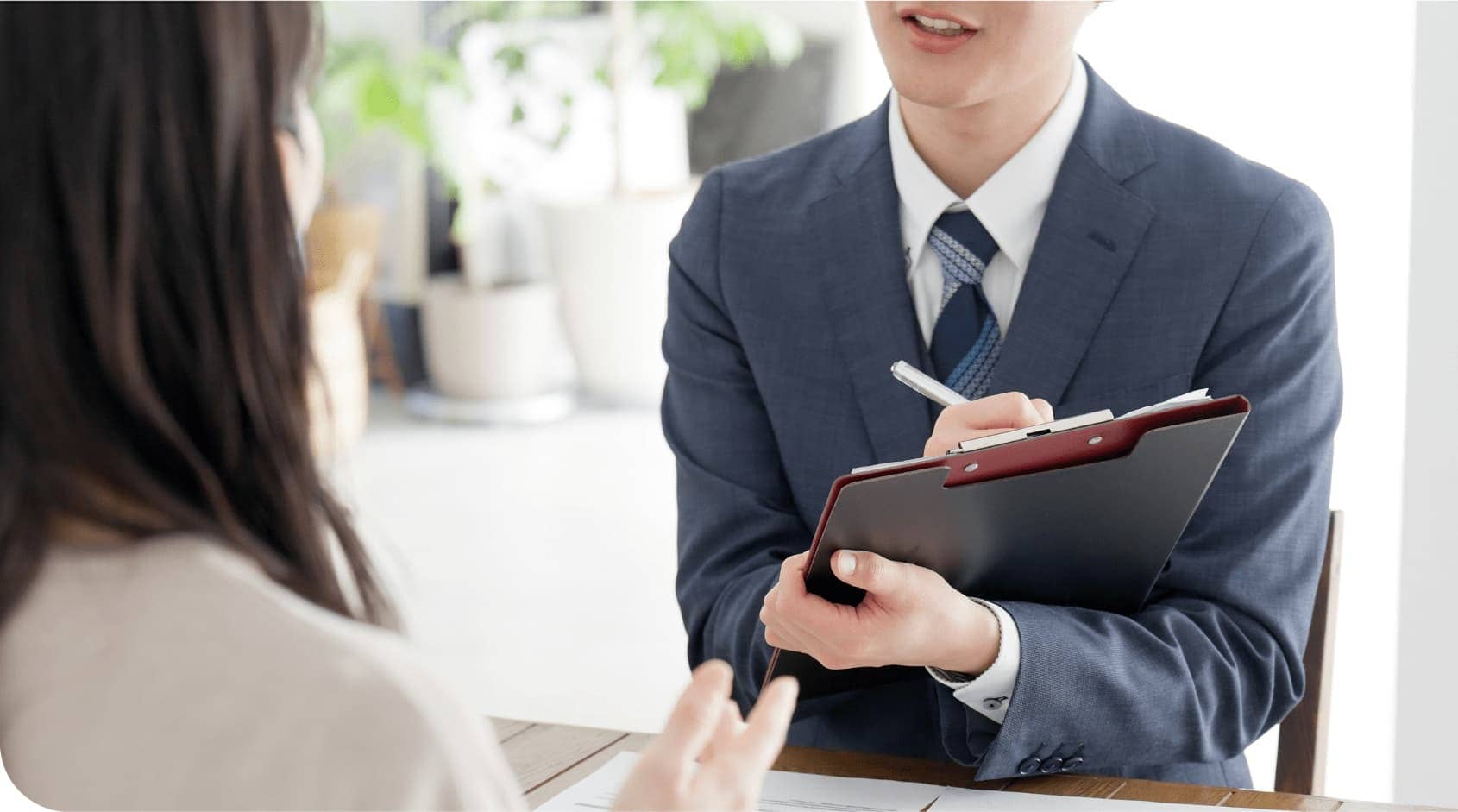 話を聞く社員