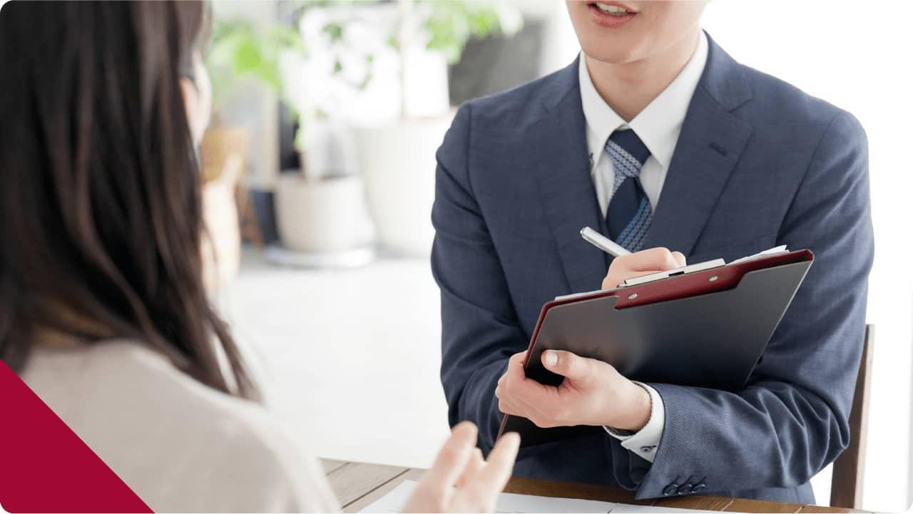 話を聞く社員
